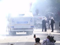 Dita e tretë e protestës, bojkot mësimi në disa qytete! Përplasje me policinë dhe dhunë ndaj institucioneve