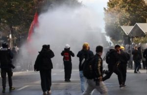 28 të lënduar nga protesta në Tiranë, 19 policë mes të plagosurve! Në spital edhe një e mitur dhe një gazetare