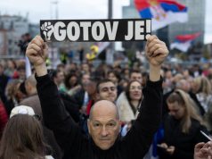 VIDEO/ Nga protesta në politikë! Studentët në Serbi krijojnë listën e tyre zgjedhore me 250 kandidatë, 150 mijë qytetarë dalin në shesh në tubimin përmbyllës të fushatës