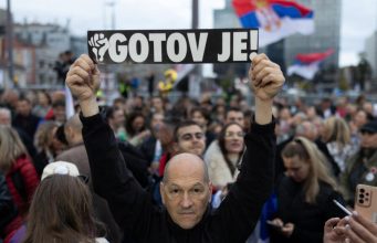VIDEO/ Nga protesta në politikë! Studentët në Serbi krijojnë listën e tyre zgjedhore me 250 kandidatë, 150 mijë qytetarë dalin në shesh në tubimin përmbyllës të fushatës