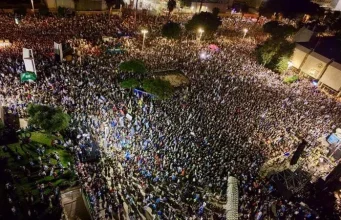 Tel Avivi ngrihet kundër Netanyahut! Mijëra izraelitë në shesh, opozita bashkohet tri ditë para zgjedhjeve: “Ndryshim, tani!”