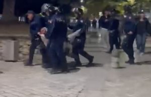 “I thyen këmbën studentit!” Flamur Noka publikon videon e rëndë nga protesta, i riu tërhiqet nga policët në gjendje të fikëti