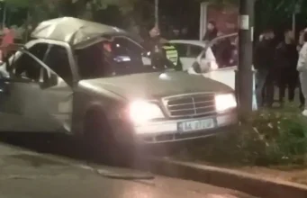 Shpërthen një “Benz” në lëvizje në Gjirokastër, dy persona përfundojnë në spital