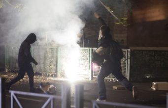 Roma në kaos, shpërthejnë përleshjet e dhunshme! Protestuesit tentojnë të marshojnë drejt Parlamentit, policia ndërhyn me autobote uji dhe arrestime