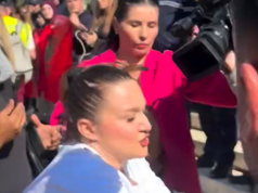 Protestuesja sulmon kameramanin para Kryeministrisë! Incident gjatë raportimit të protestës në Tiranë