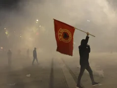 Ja pse u përshkallëzua protesta në Prishtinë. Gaz lotsjellës, topa uji dhe arrestime para Kuvendit për “specialen”
