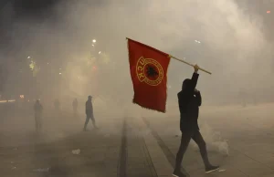 Ja pse u përshkallëzua protesta në Prishtinë. Gaz lotsjellës, topa uji dhe arrestime para Kuvendit për “specialen”