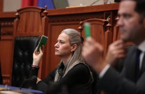 Ministrja Ismaili pas deklaratave të Berishës për autorësinë e protestës: Koha nuk ngutet, por në fund e nxjerr gjithmonë të vërtetën në dritë