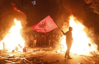 Protesta e dhunshme në Tiranë alarmon SHBA-në! Ambasada amerikane paralajmëron shtetasit e vet: Shmangni demonstratat