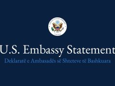 Ambasada Amerikane dënon dhunën në protesta: Shkatërrimi i pronës nuk është angazhim qytetar! Thirrje për qetësi