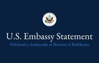 Ambasada Amerikane dënon dhunën në protesta: Shkatërrimi i pronës nuk është angazhim qytetar! Thirrje për qetësi
