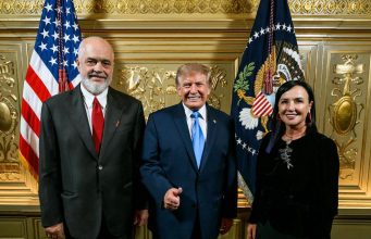 Rama publikon foton me Trump dhe thumbon opozitën: Meqë s’e takova dot, u detyrova ta bëj me IA