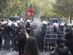 Tetë të shoqëruar pas protestës para Kuvendit, Policia: U hodhën gurë, vezë dhe sende ndaj efektivëve