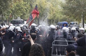 Tetë të shoqëruar pas protestës para Kuvendit, Policia: U hodhën gurë, vezë dhe sende ndaj efektivëve