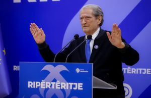 Berisha: Rama tejkaloi edhe dhunën e Ramiz Alisë ndaj studentëve në dhjetor ’90! Nata e terrorit më të egër
