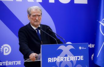 “I morën syrin protestuesit!” Berisha akuza të rënda ndaj Policisë: Shqiponjat e Ramës do të përgjigjen një për një, denoncon edhe ngacmime seksuale