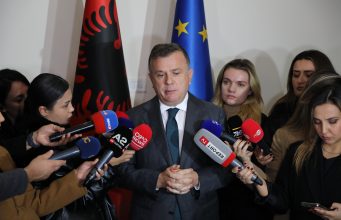 “Dorëheqja e Ramës nuk ka për të ndodhur”, Balla u jep shembullin e Serbisë studentëve shqiptarë: Pushteti ndryshohet me votë