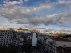 Dajti mbulohet nga retë, fenomeni atmosferik krijon pamje spektakolare mbi Tiranë (FOTO)