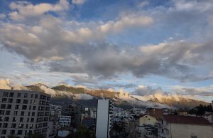 Dajti mbulohet nga retë, fenomeni atmosferik krijon pamje spektakolare mbi Tiranë (FOTO)