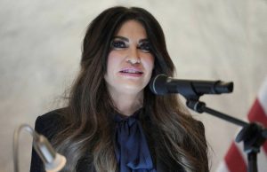 Shtëpia e Bardhë i kërkon Kimberly Guilfoyle të japë dorëheqjen nga posti i ambasadores në Greqi
