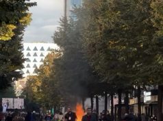 Dhuna te Ministria e Arsimit, 23 të shoqëruar dhe 7 të plagosur! Policia: Protestuesit na sulmuan me molotovë, kapsolla dhe gurë