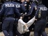 “I thyen këmbën studentit!” Flamur Noka publikon videon e rëndë nga protesta, i riu tërhiqet nga policët në gjendje të fikëti