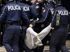“I thyen këmbën studentit!” Flamur Noka publikon videon e rëndë nga protesta, i riu tërhiqet nga policët në gjendje të fikëti