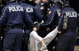 “I thyen këmbën studentit!” Flamur Noka publikon videon e rëndë nga protesta, i riu tërhiqet nga policët në gjendje të fikëti