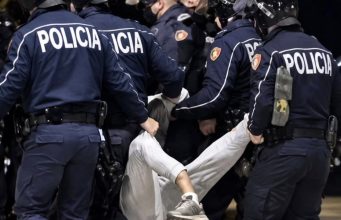 Videoja e 19-vjeçarit të dëmtuar gjatë protestës, pezullohen pesë drejtues dhe efektivë policie! Nis hetimi nga AMP