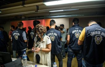 Turqi, policia mësyn televizionin opozitar! Ndërpritet transmetimi i Halk TV, shteti merr kontrollin e medias