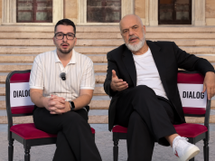 Rama niset për në Budva dhe bën bisedën imagjinare me një student protestues të krijuar nga inteligjenca artificiale të ulur në karriget e dialogut