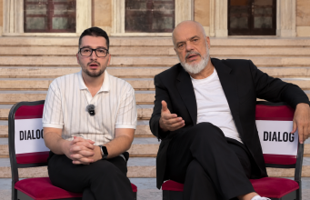 Rama niset për në Budva dhe bën bisedën imagjinare me një student protestues të krijuar nga inteligjenca artificiale të ulur në karriget e dialogut