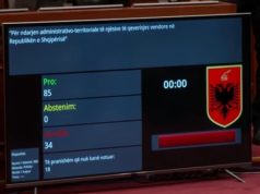 (Video) Luftë dhe sharje në parlament/ Opozita gjuan drejt Ramës me shishe teksa miratohej harta e re territoriale me 85 vota