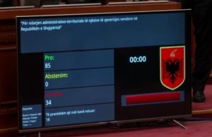 (Video) Luftë dhe sharje në parlament/ Opozita gjuan drejt Ramës me shishe teksa miratohej harta e re territoriale me 85 vota