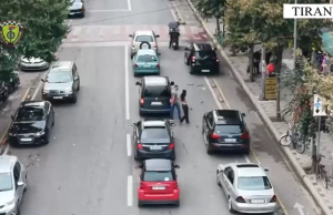 KUJDES KËMBËSORË! Policia po ju vendos gjoba në Tiranë, 78 masa në 24 orë për moskalim në vijat e bardha! (Video)