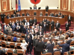 Video/ Kaos në Kuvend! PD bllokon foltoren, Noka i shkul mikrofonin Ballës dhe e godet me letra, ndërpritet seanca
