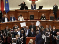 “Këta meritojnë plumba gome!” Berisha sulmon socialistët nga foltorja, Peleshi e ndëshkon: S’keni më të drejtë fjale!