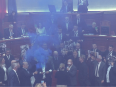 VIDEO/ Flakadanë dhe përplasje në Kuvend! Rama në sallë, Peleshi kalon ligjet në votim pa diskutim, 4 deputetë të PD përjashtohen