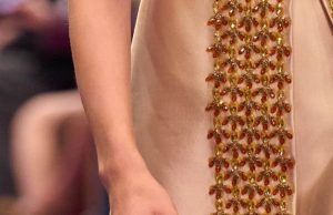 Thonjtë me manikyr të prishur bëhen modë! Miu Miu sfidon rregullat e bukurisë në Paris