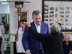 Balla dhe Spahiu vizitojnë të moshuarit në Kavajë: “Mosha e tretë ka nevojë për përkujdesje dhe dashuri”
