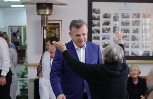 Balla dhe Spahiu vizitojnë të moshuarit në Kavajë: “Mosha e tretë ka nevojë për përkujdesje dhe dashuri”
