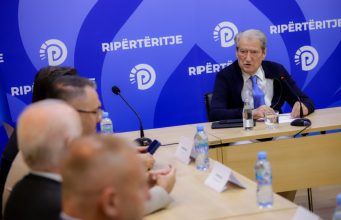 Berisha mbledh aleatët për “Territorialen”: Rama do ta përdorë hartën për pushtetin e tij, ne kërkojmë 100 bashki