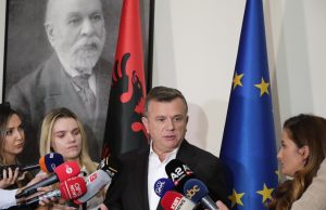 Balla “rreshton” deputetët e PS për Territorialen: Të gjithë duhet të jenë në sallë dhe të votojnë pro