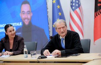 Berisha: Blockchain për të nxjerrë Shqipërinë nga kaosi digjital/ Akuza për AKSHI-n, tenderat dhe Kadastrën