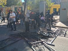 Tirana sërish në kaos! Protestuesit shqyejnë derën e Ministrisë së Arsimit, gurë, molotovë dhe përplasje me policinë (VIDEO)