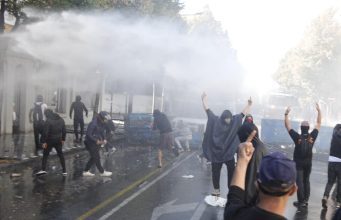 Rëndohet bilanci i protestës në Tiranë, 29 persona në spital! Mes tyre 23 policë