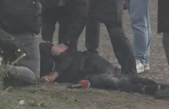 Tensionet përshkallëzohen te Kryeministria, një person bie pa ndjenja! Policia ndërhyn me gaz lotsjellës dhe ujë me presion