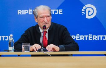 Berisha: Protestuesit do t’i dekorojmë, policët e 2500 eurove do t’i ndëshkojmë! PD premton edhe dëmshpërblim për të dënuarit