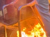 Ditë armëpushimi/ Molotovi i parë shpërtheu në ora 18:00! Protestuesit ngrohen me flakët e karriges së dialogut dhe ftojnë kryeministrin: “Hajde tani!”
