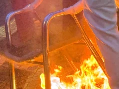 Ditë armëpushimi/ Molotovi i parë shpërtheu në ora 18:00! Protestuesit ngrohen me flakët e karriges së dialogut dhe ftojnë kryeministrin: “Hajde tani!”